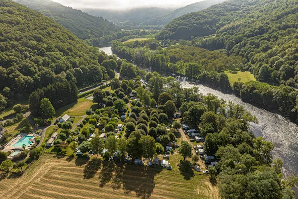 Camping et rivière Dordogne vu du ciel en Corrèze